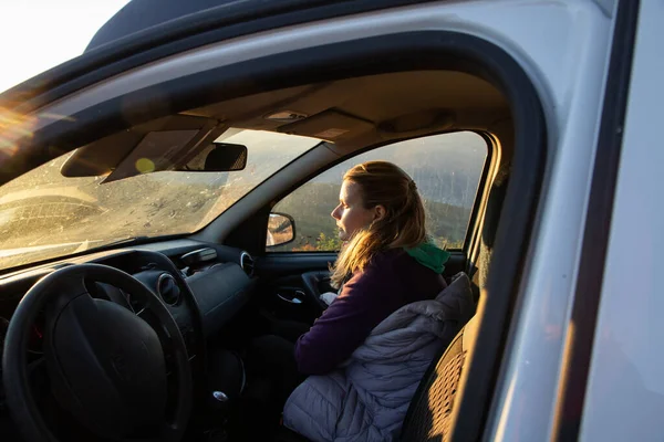 Donna Bionda Auto Tramonto Autunno Viaggio Strada — Foto Stock