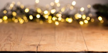 Boş ahşap masa üstü, bulanık, altın sarısı, soyut arkaplan. Montaj ürünü görüntüleme veya tasarım için görsel anahtar düzeni