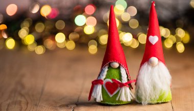 Noel ışıklarına karşı oyuncak cüce ya da elf