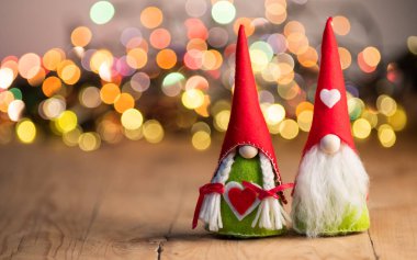 Noel ışıklarına karşı oyuncak cüce ya da elf