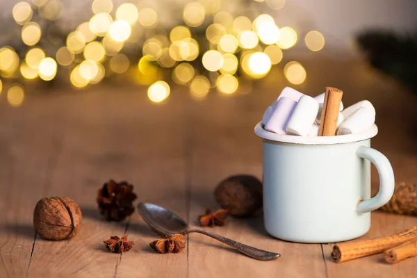 Tazza Cioccolata Calda Con Marshmallow Cannella Bastoncini Coni Rami Abete — Foto Stock