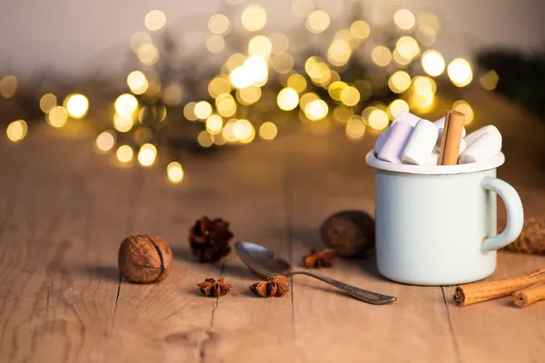 Šálek Horké Čokolády Marshmallows Skořicovými Tyčinkami Větvemi Smrku Koncept Útulné — Stock fotografie