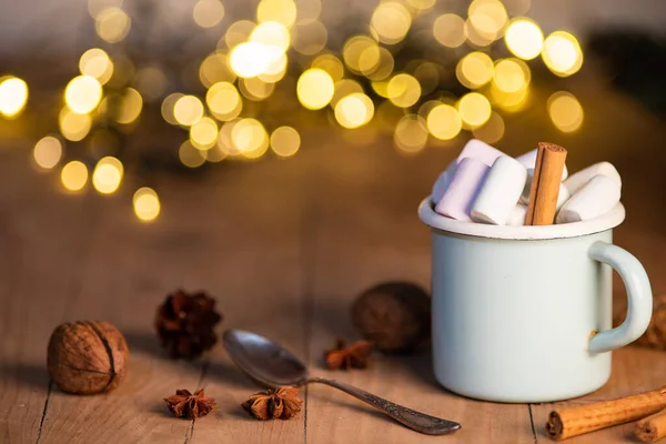 Egy Csésze Forró Csokoládé Mályvacukorral Fahéjrudacskákkal Lucfenyő Ágakkal Hangulatos Karácsonyi — Stock Fotó