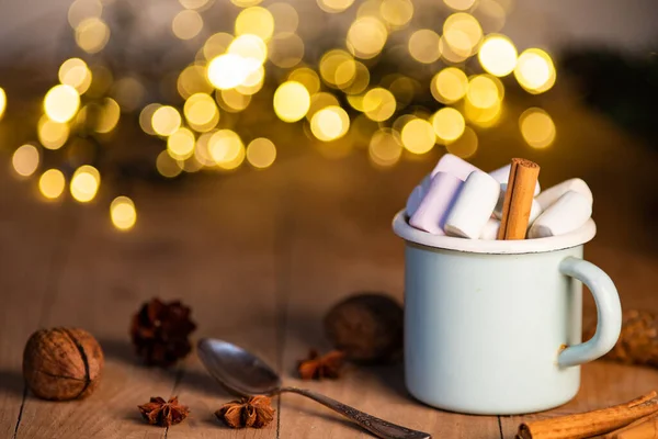 Xícara Chocolate Quente Com Marshmallows Cones Paus Canela Ramos Abeto — Fotografia de Stock