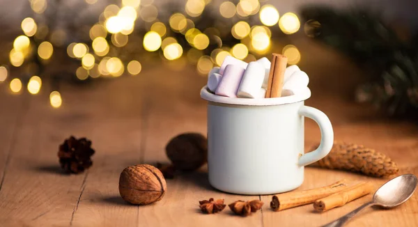 Xícara Chocolate Quente Com Marshmallows Cones Paus Canela Ramos Abeto — Fotografia de Stock