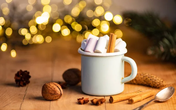 Egy Csésze Forró Csokoládé Mályvacukorral Fahéjrudacskákkal Lucfenyő Ágakkal Hangulatos Karácsonyi — Stock Fotó