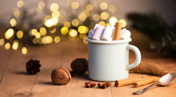 マシュマロシナモンスティックコーンとスプルースの枝とホットチョコレートのカップ 居心地の良いクリスマスと新年の休日の概念 — ストック写真