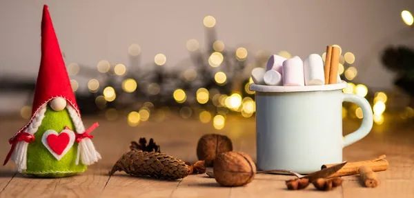 ホットチョコレートのカップとシナモンスティックと美しいボケのライトとモミのクリスマスツリーの枝とマシュマロとクリスマスバナー 新年のお祝い — ストック写真