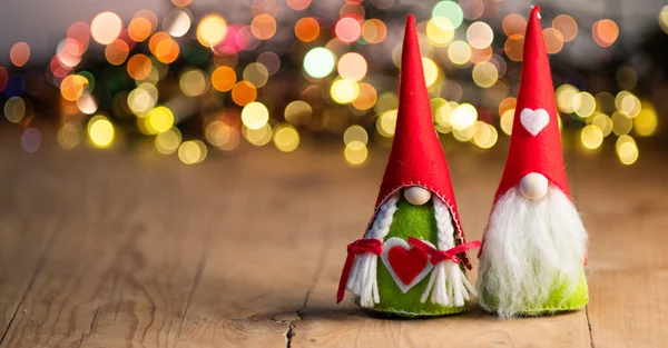 Spielzeugzwerg Oder Elfe Gegen Weihnachtsbeleuchtung — Stockfoto
