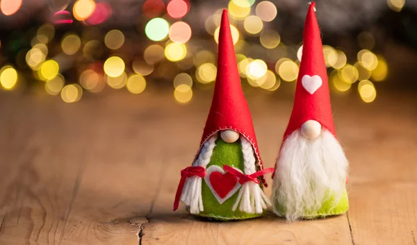 Noel ışıklarına karşı oyuncak cüce ya da elf