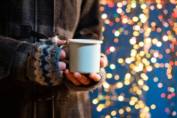 Mulher Segurando Caneca Com Vinho Quente Chocolate Quente Mercado Natal — Fotografia de Stock