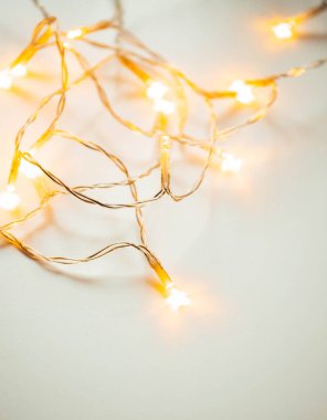 Beyaz tatil arka planında altın noel ışıkları