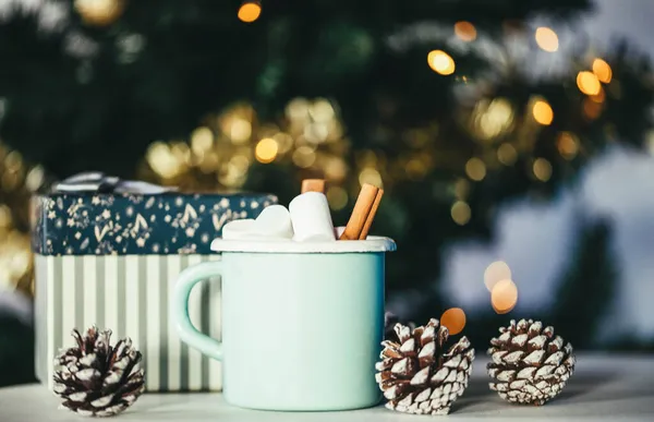 Chocolate Quente Com Marshmallow Luzes Natal Bebida Inverno Acolhedora — Fotografia de Stock