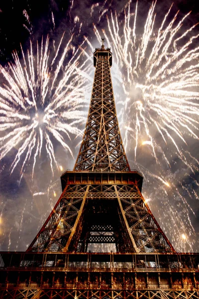 Paris 'teki Eyfel Kulesi' nin üzerinde havai fişekler.