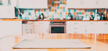 Mutfağın içi bulanık. Masada peçete var.