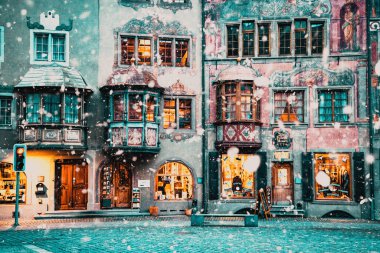 Geceleri İsviçre 'nin pitoresk köyünde kar yağıyor. Stein am Rhein