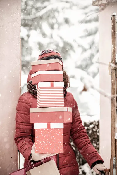 Kobieta Wraca Domu Zakupów Trzymając Stos Pudełek Prezentów Świątecznych — Zdjęcie stockowe