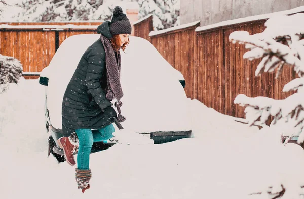 Женщина Лопатой Убирает Снег Вокруг Машины Зимняя Лопата Удаление Снега — стоковое фото