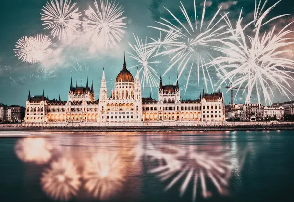 Macaristan Parlamentosunun Etrafında Havai Fişekler Yeni Yıl Budapeşte — Stok fotoğraf