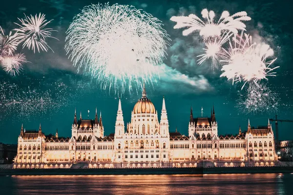 Fuochi Artificio Intorno Parlamento Ungherese Capodanno Budapest — Foto Stock