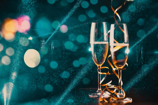 Δύο Ποτήρια Σαμπάνια Και Φώτα Διακοπών Πρωτοχρονιά Γιορτή — Φωτογραφία Αρχείου