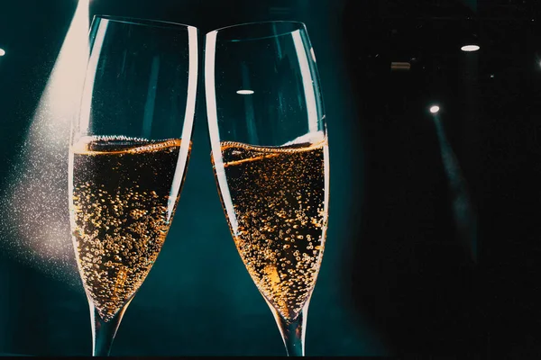 Zwei Gläser Champagner Und Weihnachtsbeleuchtung Neujahrsfeier — Stockfoto