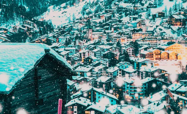 Χιονίζει Zermatt Παραδοσιακό Ελβετικό Χιονοδρομικό Κέντρο Κάτω Από Matterhorn — Φωτογραφία Αρχείου