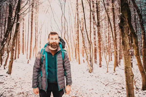 Schöner Mann Beim Trekking Schöner Winterlandschaft Soziale Distanzierung — Stockfoto