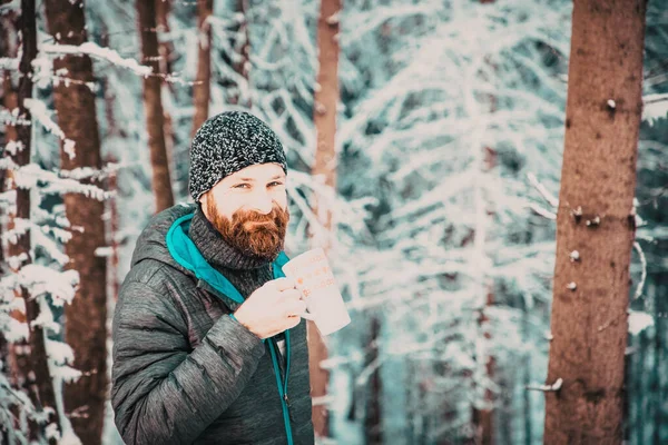 Adam Kış Ormanında Sıcak Çay Içiyor — Stok fotoğraf
