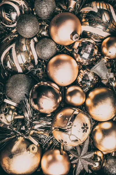 Ovanifrån Gyllene Juldekorationer Låda — Stockfoto