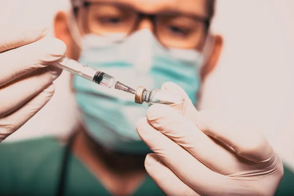 Lekarz Prowadzący Covid Szczepionek Przeciw Koronawirusowi — Zdjęcie stockowe