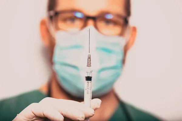 Läkare Som Håller Levande Coronavirus Vaccin — Stockfoto