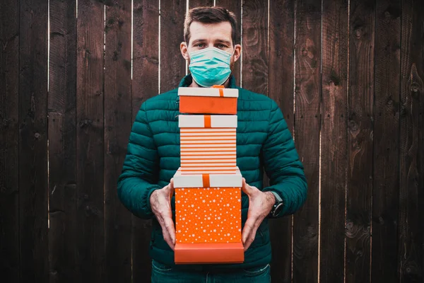 Homme Avec Masque Emballage Cadeaux Noël Voiture — Photo