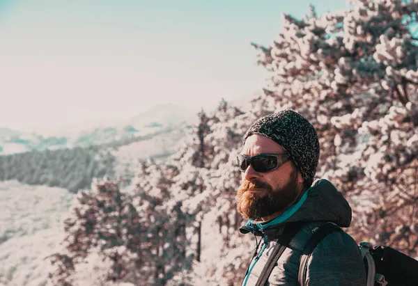 Portret Van Knappe Man Trekking Bergen Winter Outdoor Avontuur Actieve — Stockfoto