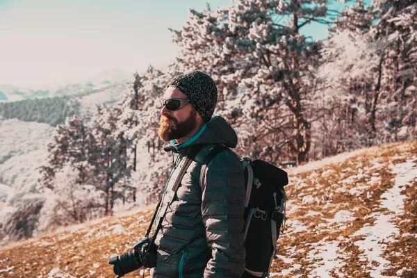 Portret Van Knappe Man Trekking Bergen Winter Outdoor Avontuur Actieve — Stockfoto
