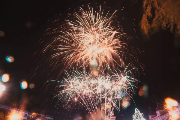 市内の花火幸せな新年の背景 — ストック写真