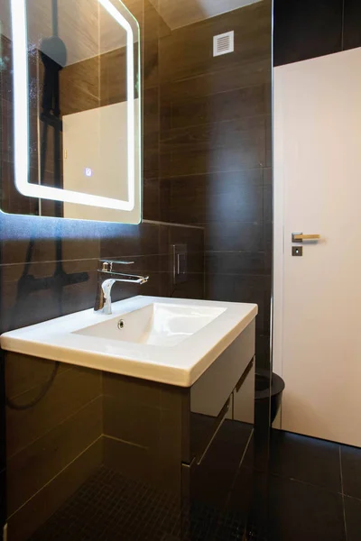 Moderno Cuarto Baño Con Muebles Oscuros Focos — Foto de Stock