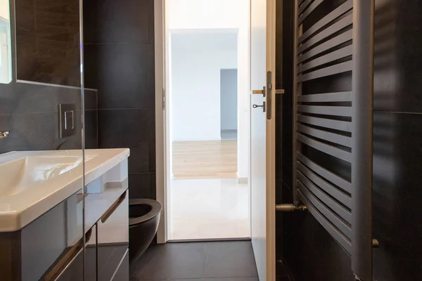 Moderno Cuarto Baño Con Muebles Oscuros Focos — Foto de Stock