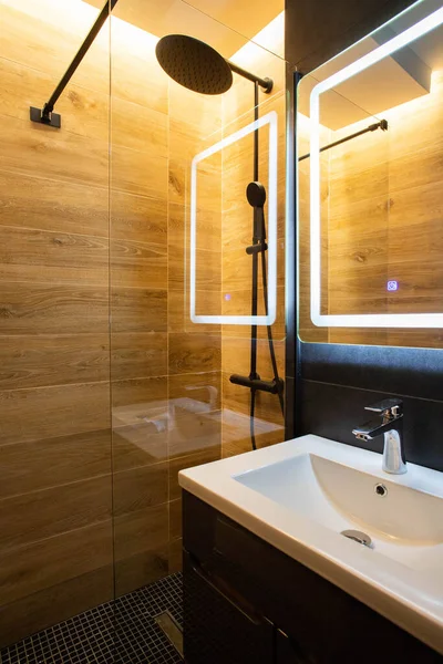 带有深色家具和聚光灯的现代化浴室 — 图库照片