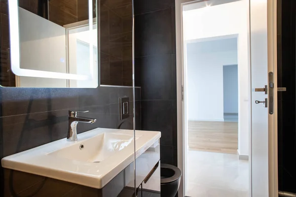 Salle Bain Moderne Avec Mobilier Sombre Projecteurs — Photo