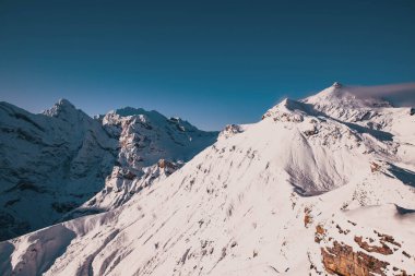 Schilthorn 'dan İsviçre Alpleri' nin Jungfrau bölgesinde kar yağışlı zirveler