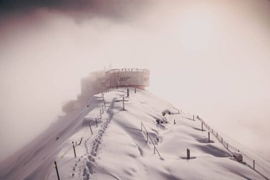 Schilthorn 'dan İsviçre Alpleri' nin Jungfrau bölgesinde kar yağışlı zirveler