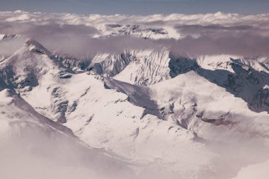 Schilthorn 'dan İsviçre Alpleri' nin Jungfrau bölgesinde kar yağışlı zirveler