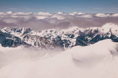 Schilthorn 'dan İsviçre Alpleri' nin Jungfrau bölgesinde kar yağışlı zirveler