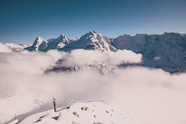 Schilthorn 'dan İsviçre Alpleri' nin Jungfrau bölgesinde kar yağışlı zirveler