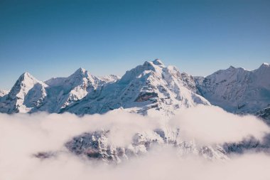Schilthorn 'dan İsviçre Alpleri' nin Jungfrau bölgesinde kar yağışlı zirveler