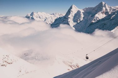 Schilthorn 'dan İsviçre Alpleri' nin Jungfrau bölgesinde kar yağışlı zirveler
