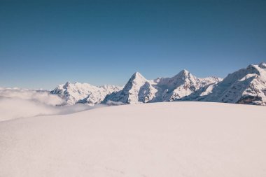 Schilthorn 'dan İsviçre Alpleri' nin Jungfrau bölgesinde kar yağışlı zirveler