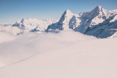 Schilthorn 'dan İsviçre Alpleri' nin Jungfrau bölgesinde kar yağışlı zirveler
