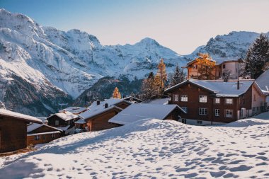 Cennet gibi İsviçre köyü Murren kışın dağlarda